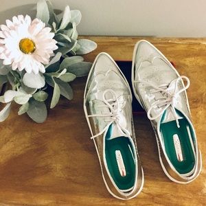 🌺NWOT🌸 Mark Silver Streak Sneakers